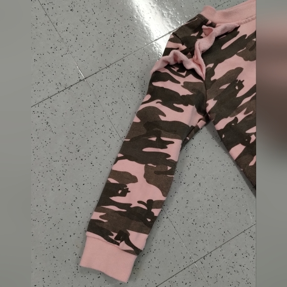 Hudson Camouflage Rose Ruffle Sweatshirt Size 4T - Picture 5 of 12